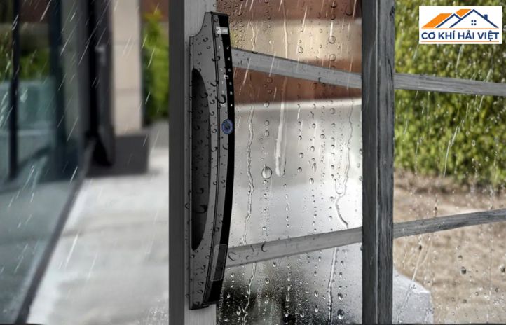 Vẻ đẹp thách thức thời gian, khi mỗi giọt mưa chỉ làm bộ cửa thêm phần sáng bóng, sạch sẽ như mới