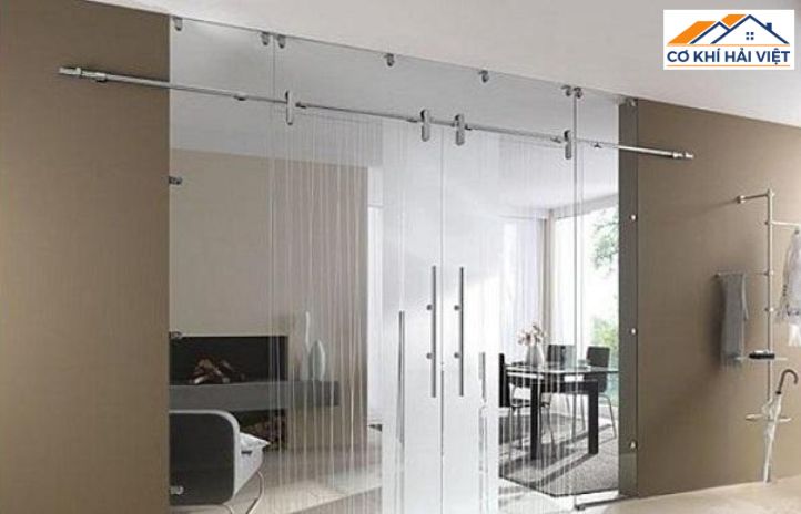 Mẫu cửa kính cường lực lùa trượt ray treo inox 304 tiết kiệm diện tích
