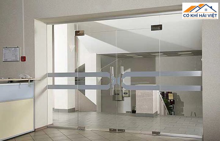 Mẫu cửa kính cường lực 2 cánh mở quay cho mặt tiền nhà phố hiện đại.