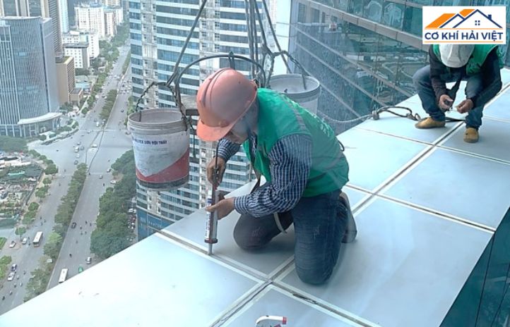 Kỹ thuật xử lý keo chống thấm chuyên dụng đảm bảo mái kính kín khít tuyệt đối