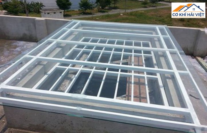 Mẫu mái kính cường lực giếng trời với khung sắt sơn tĩnh điện cho nhà phố