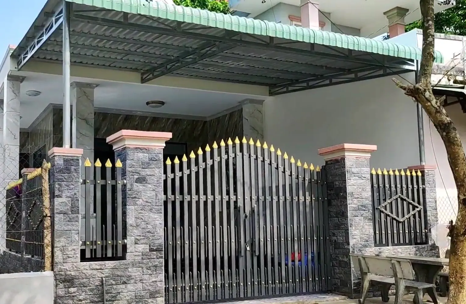 Cổng vòm đẹp đã thi công tại TP Ninh Bình, đặc biệt loại có mái tôn màu phía trên