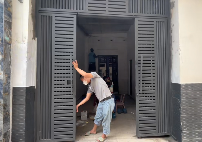 Mẫu cửa sắt lùa xoay đơn giản mà chắc chắn - Thi công tại Ninh An - Hoa Lư