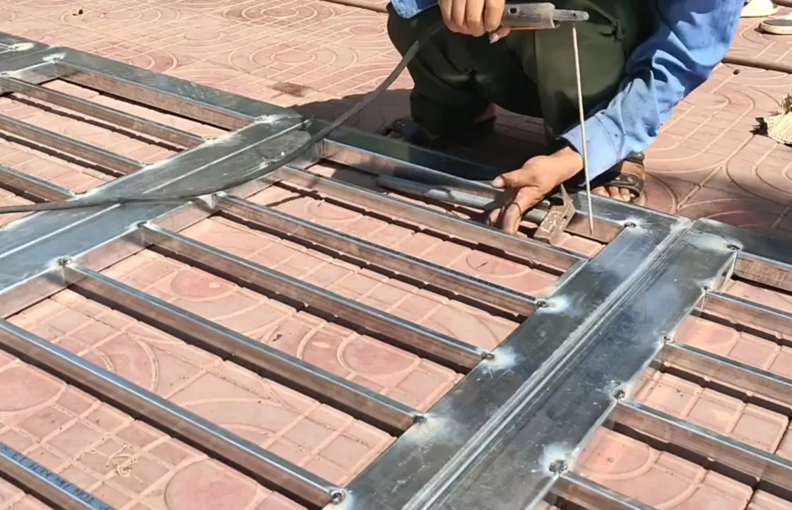 Thợ đang gia công cửa sắt tại xưởng tại Phường Yên Thắng - Ninh Bình