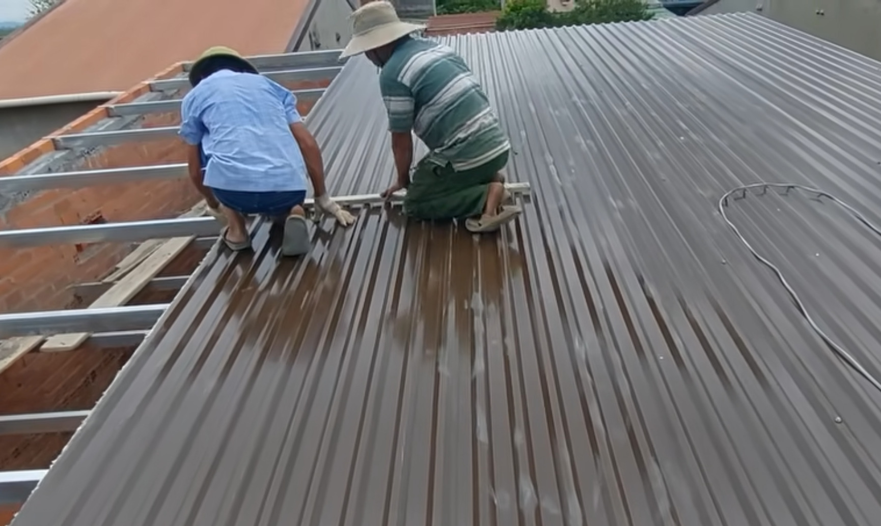 Công trình nhà cấp 4 đang thi công lợp mái